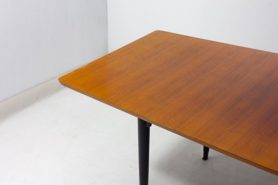 Image 1 of Ronde eettafel uit het midden van de vorige eeuw, jaren 60.