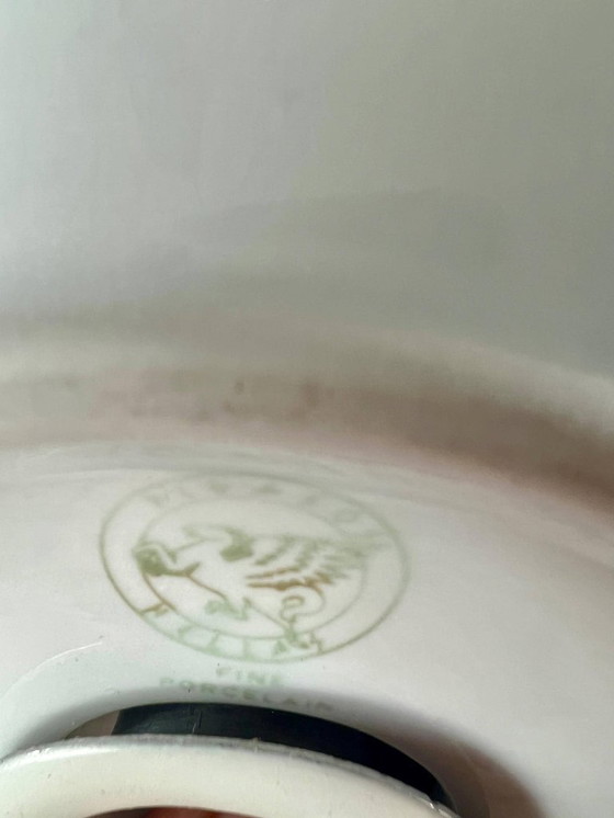 Image 1 of Griekse Pegasos Hellas porseleinen tafellamp uit het midden van de vorige eeuw met een geplooide kap. Delicaat blauw bloemendeco