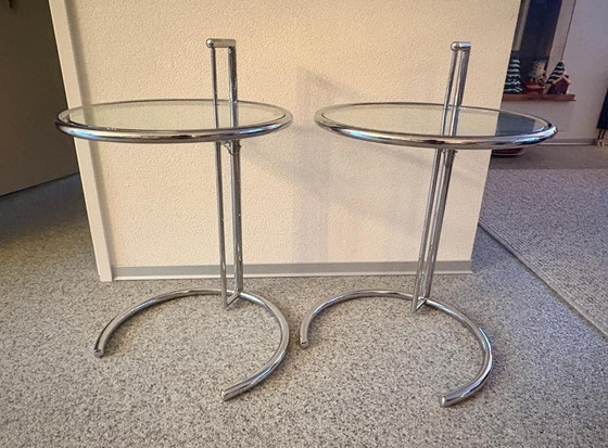 Image 1 of 2 tavolini laterali disegnati da Eileen Gray - altezza regolabile