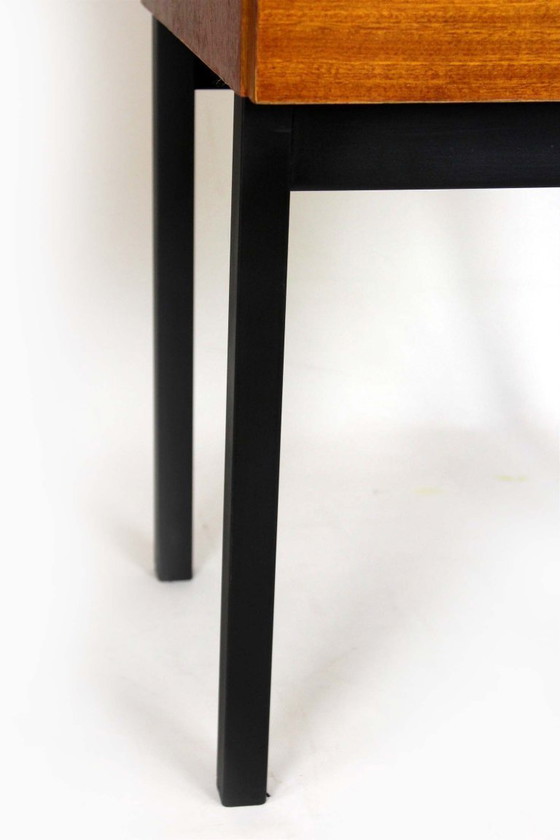 Image 1 of Tables de chevet en acajou tchécoslovaque de style moderne du milieu du XXe siècle, par Up Závody, années 1970, lot de 2