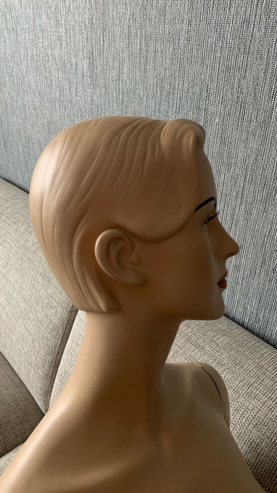 Image 1 of Vrouwelijke Mannequin