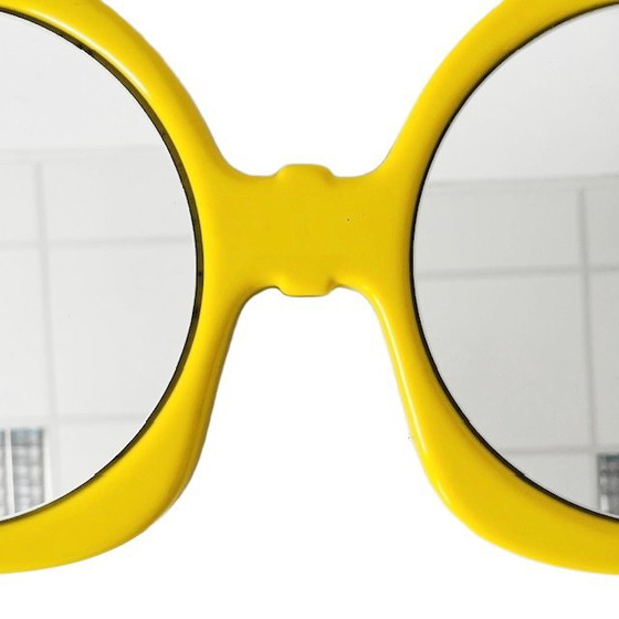 Image 1 of Mid-century pop art retro bril spiegel geel kunststof wandspiegel 1970's