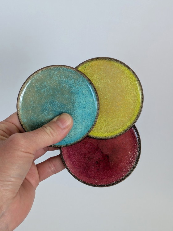 Image 1 of Vintage emaille onderzetters op koperen onderzetters, set van 6, MCM Jewel Tone Multicolour, jaren 60