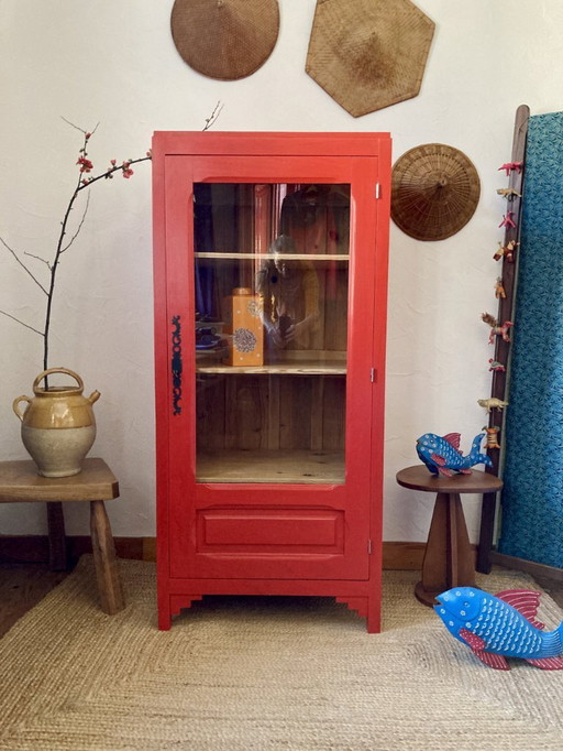 Kledingkast met glazen front, gemaakt van massief grenenhout.