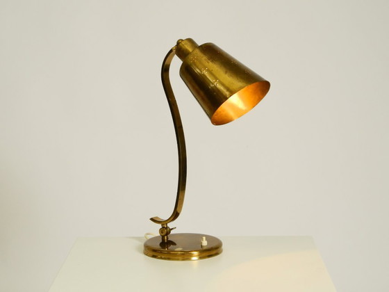 Image 1 of Magnifique lampe de table en laiton massif, rare et imposante, typique du design moderne du milieu du XXe siècle | 48 cm | 18,9"