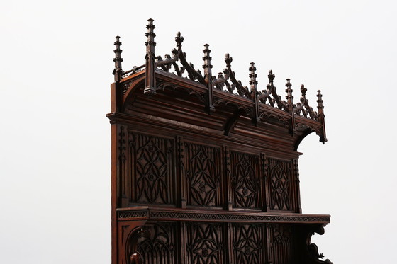 Image 1 of Rare grande armoire néogothique en chêne du début du 19e siècle, sculptée à la main