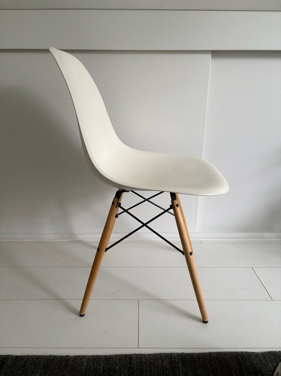 Silla Eames Plastic original de Vitra – Sillas de comedor, Metal, Plástico (photo 3 of 5)