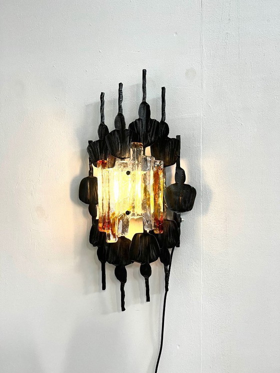 Image 1 of Große brutalistische Wandlampe aus Eisen mit Muranoglas, 1970er Jahre.