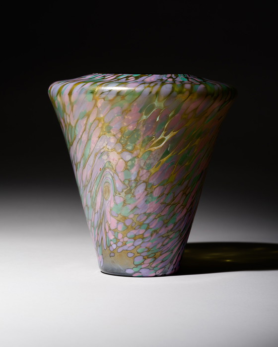 Image 1 of Österreichische Jugendstilvase aus irisierendem Kunstglas, mehrfarbiges Federdekor, 1900-1910