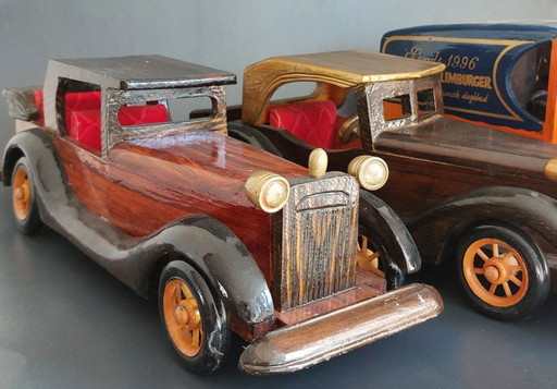 Voitures et camions en bois fabriqués et peints à la main