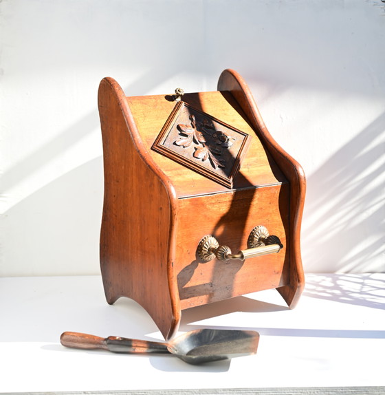 Image 1 of Antike seltene edwardianische Nussbaumkohletruhe, Kaminkohletruhe, Schottland 1920.