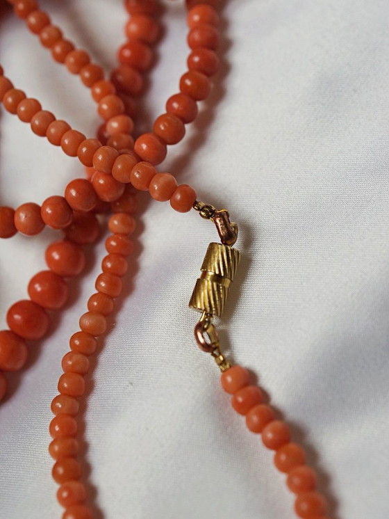 Image 1 of Très long sautoir ancien Art Déco en corail naturel perles en chute 2m