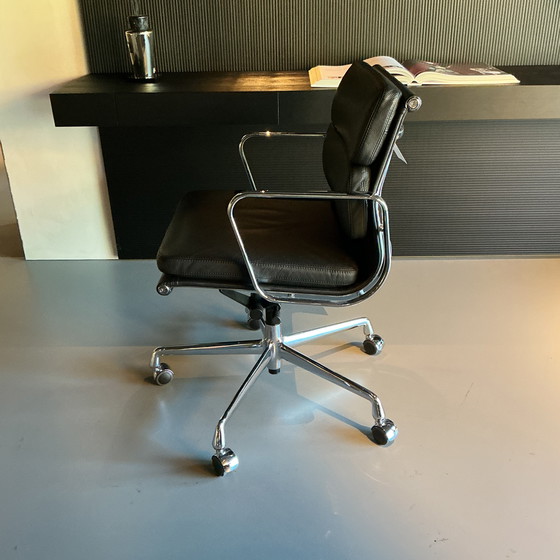 Image 1 of Vitra Eames EA 217 softpad office chair