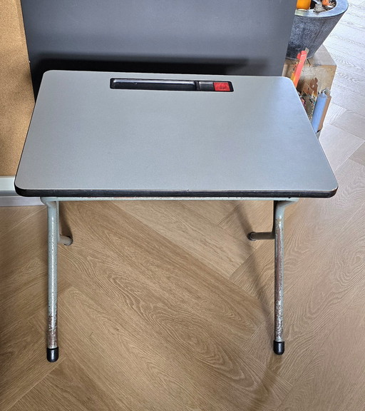 Magnifique banc d'école vintage, y compris la chaise très solide