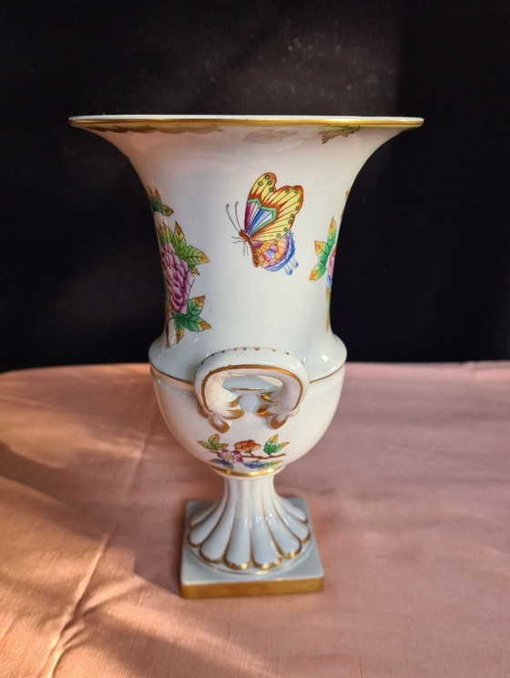 Image 1 of Herend Queen Victoria vaas met handvatten op voet- 24-karaats gouden accenten.