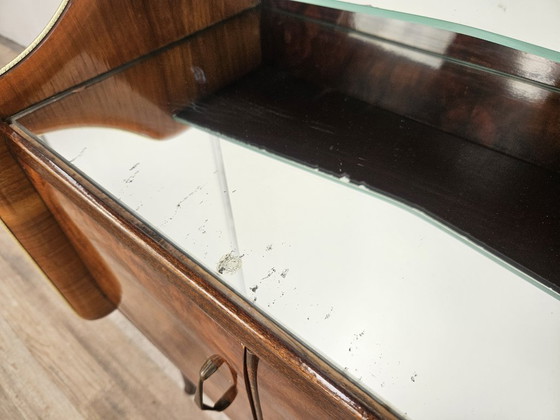 Image 1 of Mesitas de noche de madera de nogal con tapa de cristal doble.