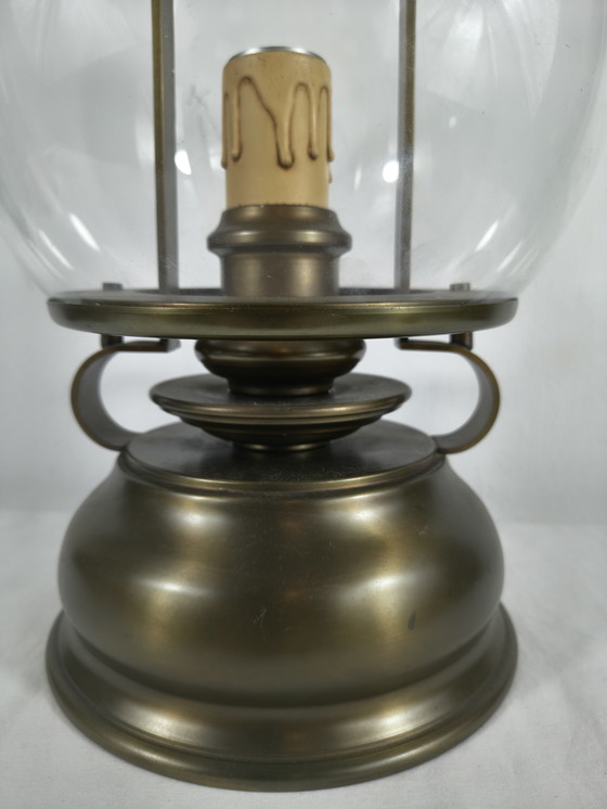 Image 1 of Lampe de table lanterne vintage en laiton avec globe en verre et porte-bougie