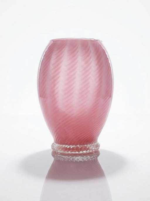 Petit vase soufflé en opaline rose torsadée Vénitien Murano/Empoli vintage
