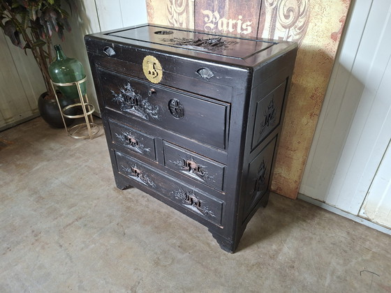 Image 1 of Antike chinesische Kommode mit Chinoiserie-Dekor, mit 2 Klappen und 3 Schubladen, Maße 91 x 46 cm und 79 cm hoch.