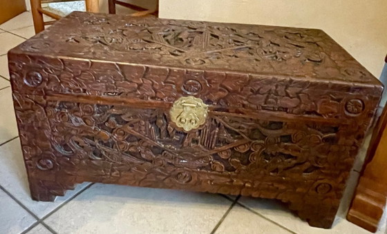 Image 1 of Grande baule antico asiatico in legno intagliato