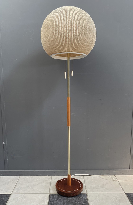 Image 1 of 1960er Stehlampe mit kugelförmigem Schirm