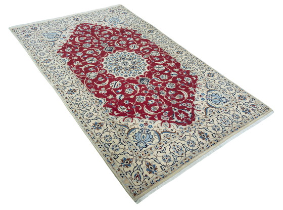 Image 1 of Tappeto persiano Nain 9La annodato a mano con contenuto di seta - 267 x 167 cm - Fondo rosso con ornamenti floreali