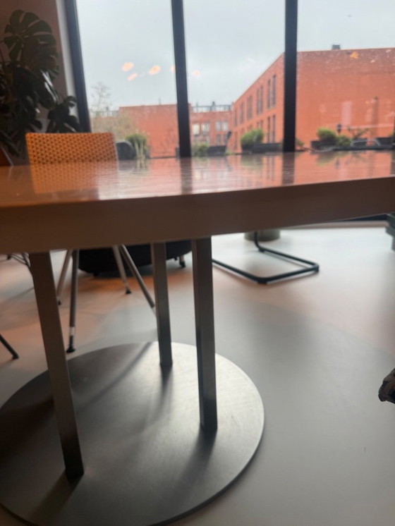 Image 1 of Magnifique table blanche de 160 cm de diamètre, pieds et plateau en acier inoxydable ultra-résistants.