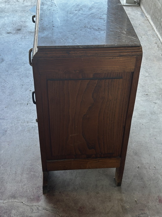 Kompakte Art-Deco-Kommode aus den 1930er Jahren, aus geschnitztem Holz und Marmor – Commode Art deco (photo 5 of 14)
