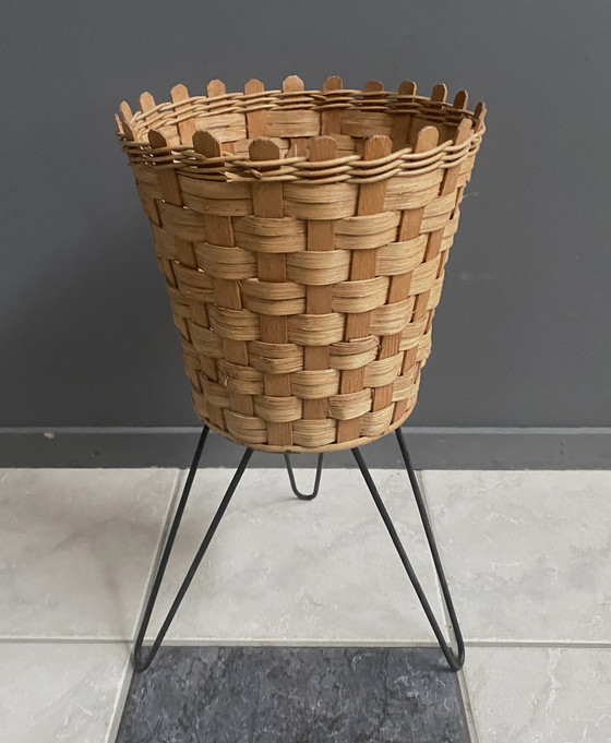 Image 1 of Cesta de mimbre con patas de metal, década de 1970