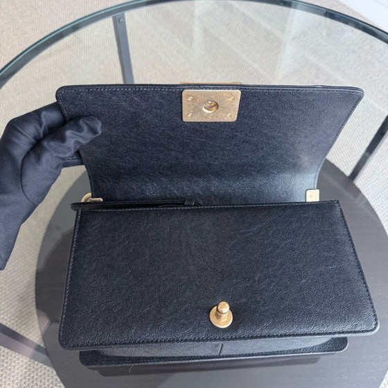 Image 1 of Chanel Boy Medim - Caviar 25CM generfd kalfsleer Chevron Zwart Goudkleurige hardware Serie 26