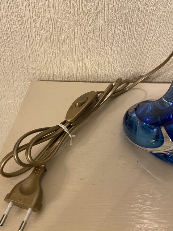 Image 1 of Val Saint Lambert gedraaide tafellamp van blauw/transparant kristal.