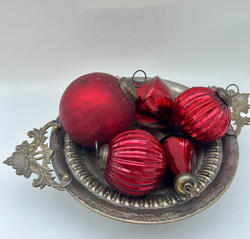 Cuenco con base plateada y asas de rocalla – estilo historicista