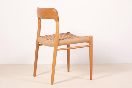 Image 1 of 8x Niels Møller Modelo 75 en roble, década de 1960, Dinamarca