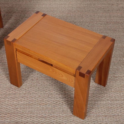 Par de mesitas de noche de olmo macizo producidas por Monopoly, 1980