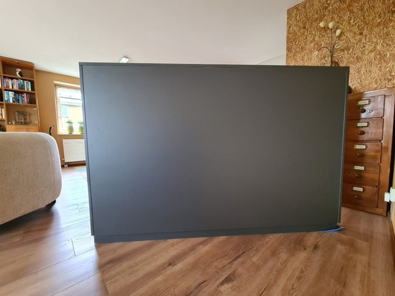 Image 1 of Mobile divisorio a parete color antracite con ante impiallacciate in rovere.