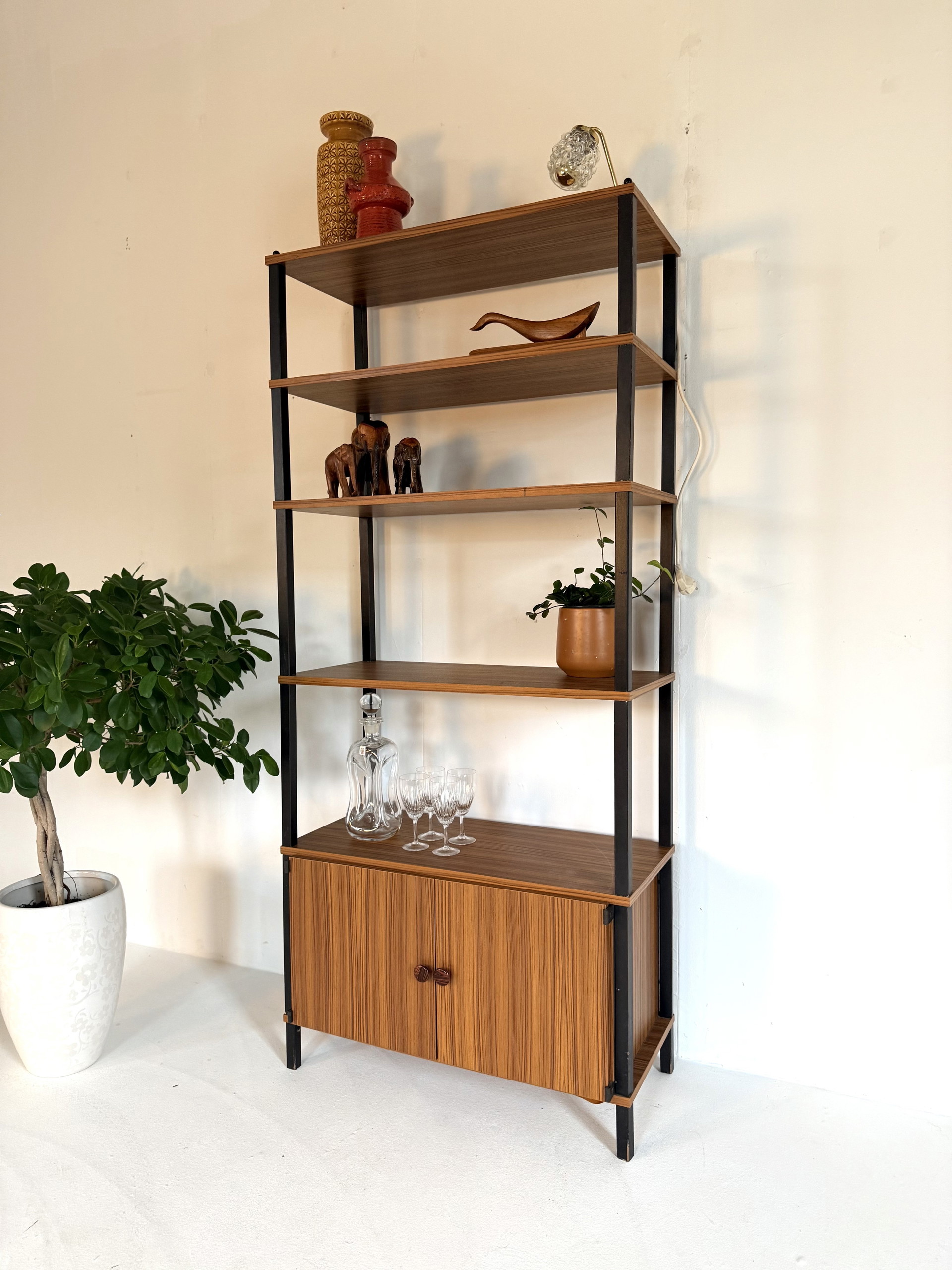 Vintage vrijstaande wandkast, jaren '60 | €550 | Whoppah