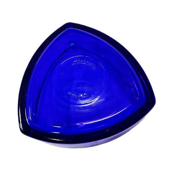 Image 1 of Cendrier vintage en verre bleu cobalt – Design triangulaire du milieu du siècle