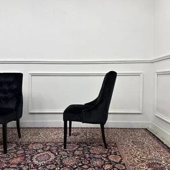 Set van zwart gestoffeerde Chesterfield stoelen, Eetkamerstoelen (foto 8 van 12)