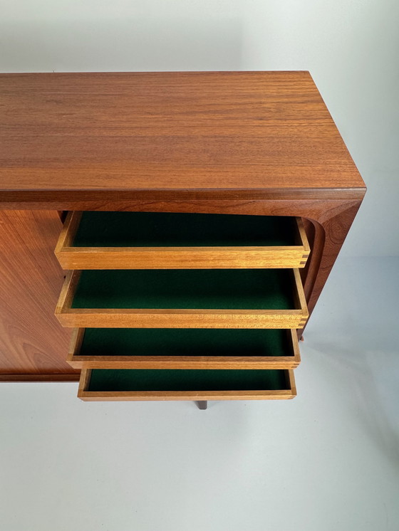 Image 1 of Deens Mid-Century Teak Dressoir – Uitzonderlijk vakmanschap en gebeeldhouwde elegantie