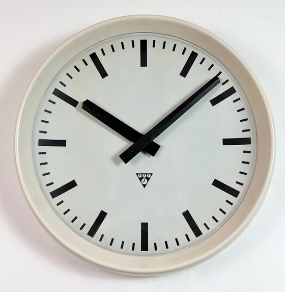 Image 1 of Große industrielle Bakelit-Fabrikwanduhr von Pragotron, 1960er Jahre