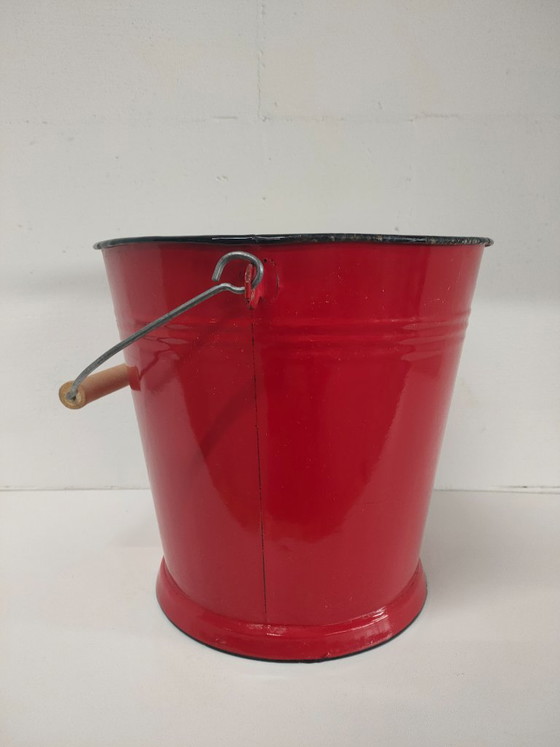Red enameled bucket with wooden handle, Decorative Objects, Metal, Vintage (photo 3 of 6)