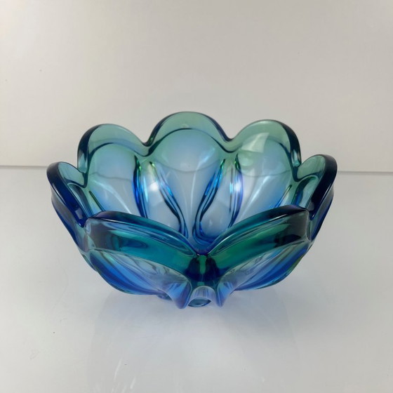 Image 1 of Murano glazen schaal/grote sieradenschaal, bloemvormig, groen-blauwe kleurovergang, 1960