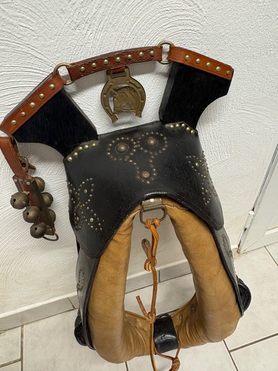 Collare per Cavallo Antico in Pelle – Decorazioni murali, Leather, Wood (photo 5 of 5)