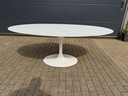 Tavolo da pranzo ovale Knoll Tulip, 198 cm, in laminato bianco (o nero Phoenix), progettato da Eero Saarinen.