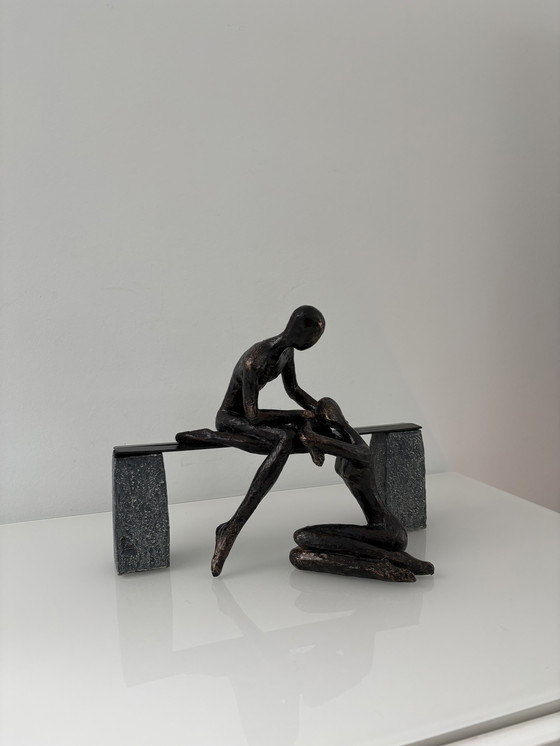 Image 1 of Statua moderna di due persone su una panchina