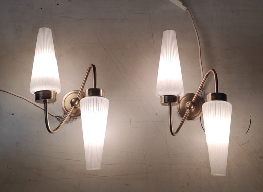 Applique asimmetriche in ottone con paralumi a tulipano opalini - anni '50/'60