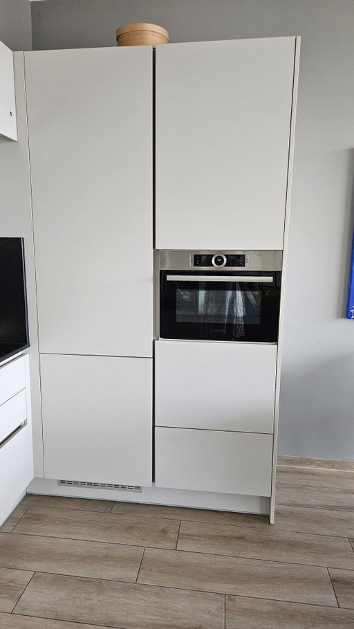 Voll ausgestattete, elegante, grifflose DEAPLUS-Küche mit Granitarbeitsplatte