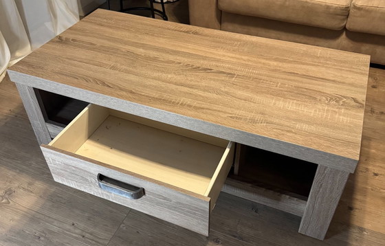 Image 1 of Table basse avec tiroir – aspect chêne
