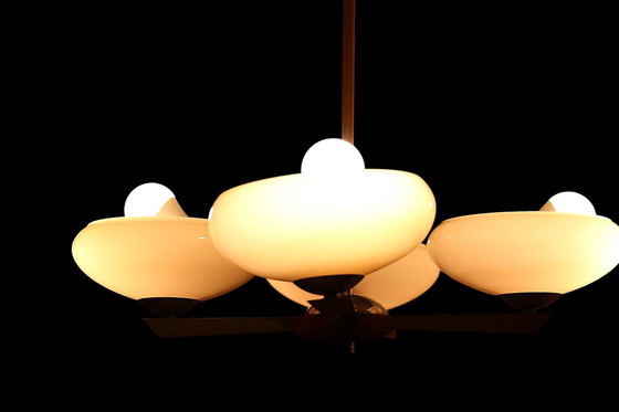 Image 1 of Lámpara de araña NAPAKO de la década de 1940 | Cristal opalino rosa, madera y cobre