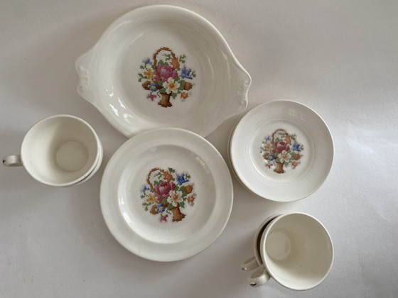 Image 1 of Cesta de porcelana Salem, fabricada en EE. UU. aproximadamente en 1950.